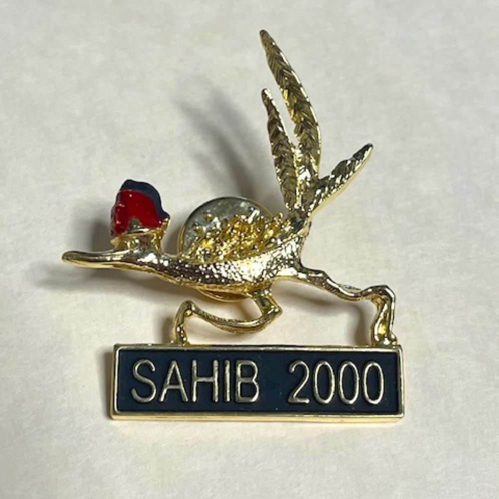 Sahib 2000 Roadrunner w/Red Fez Sahib Shriners Lapel Hat Pin Gold 1.5"x1.75"